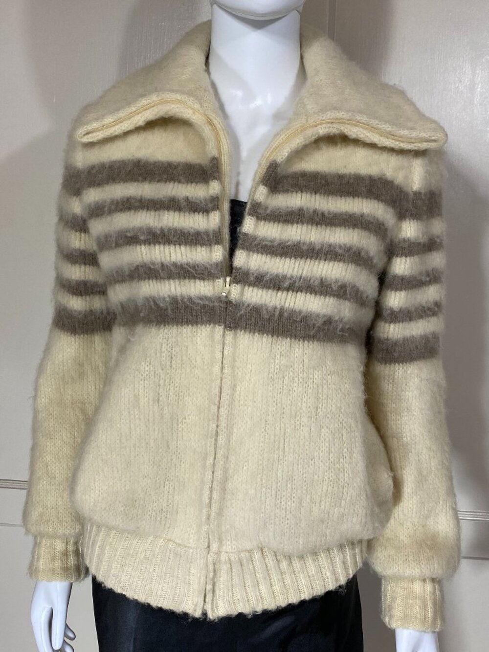 VINTAGE Hilda, Made in Iceland, 100% Virgin Wool ,Full Zip Sweater Jacket Size M